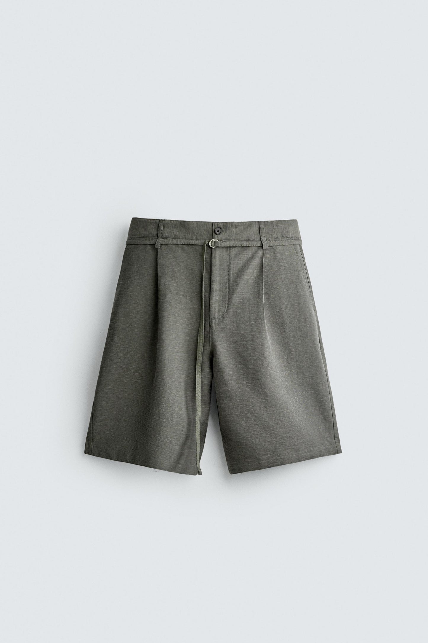 CALÇÕES BERMUDA RELAXED FIT COM PREGAS E CINTO