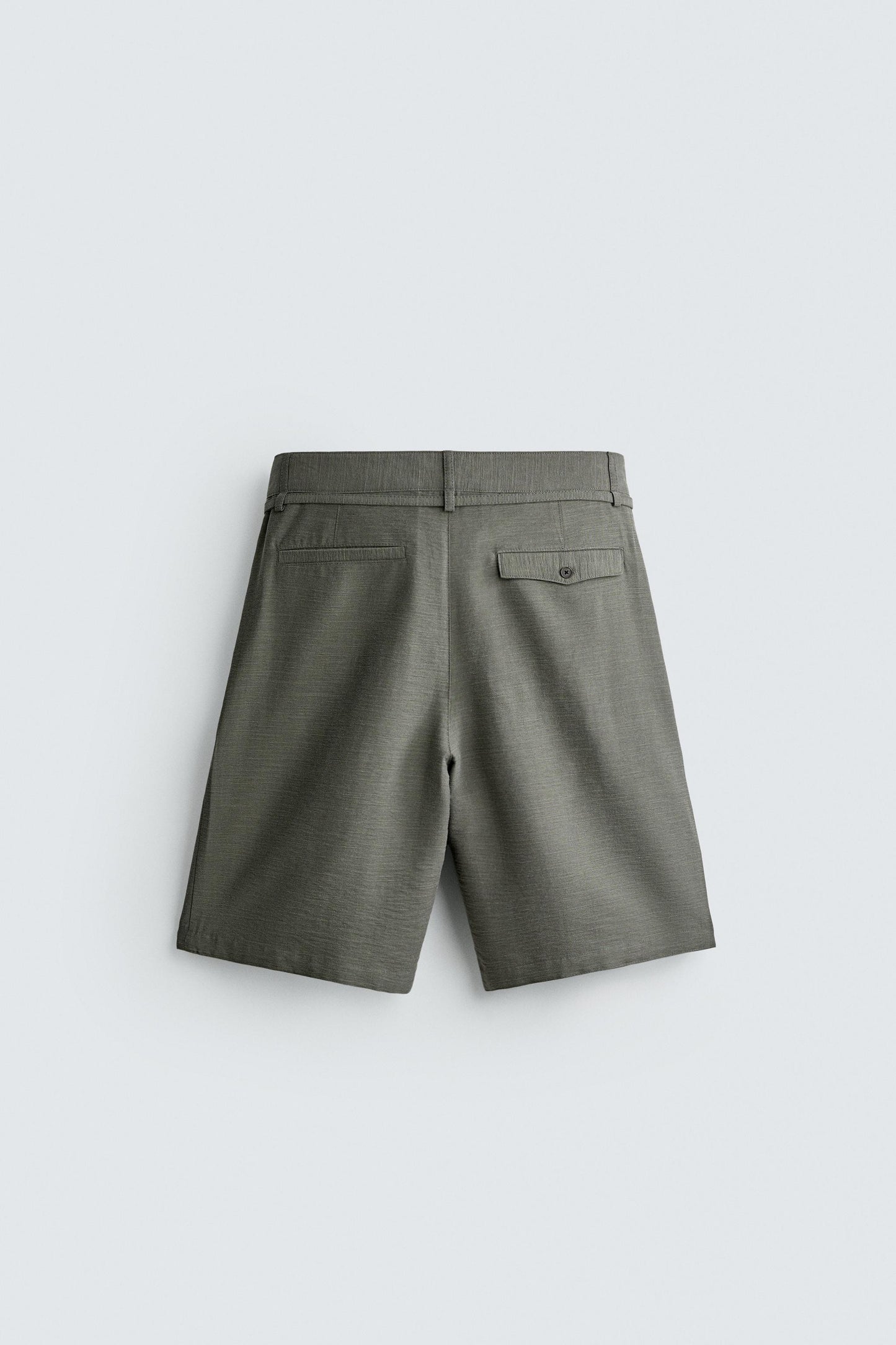 CALÇÕES BERMUDA RELAXED FIT COM PREGAS E CINTO