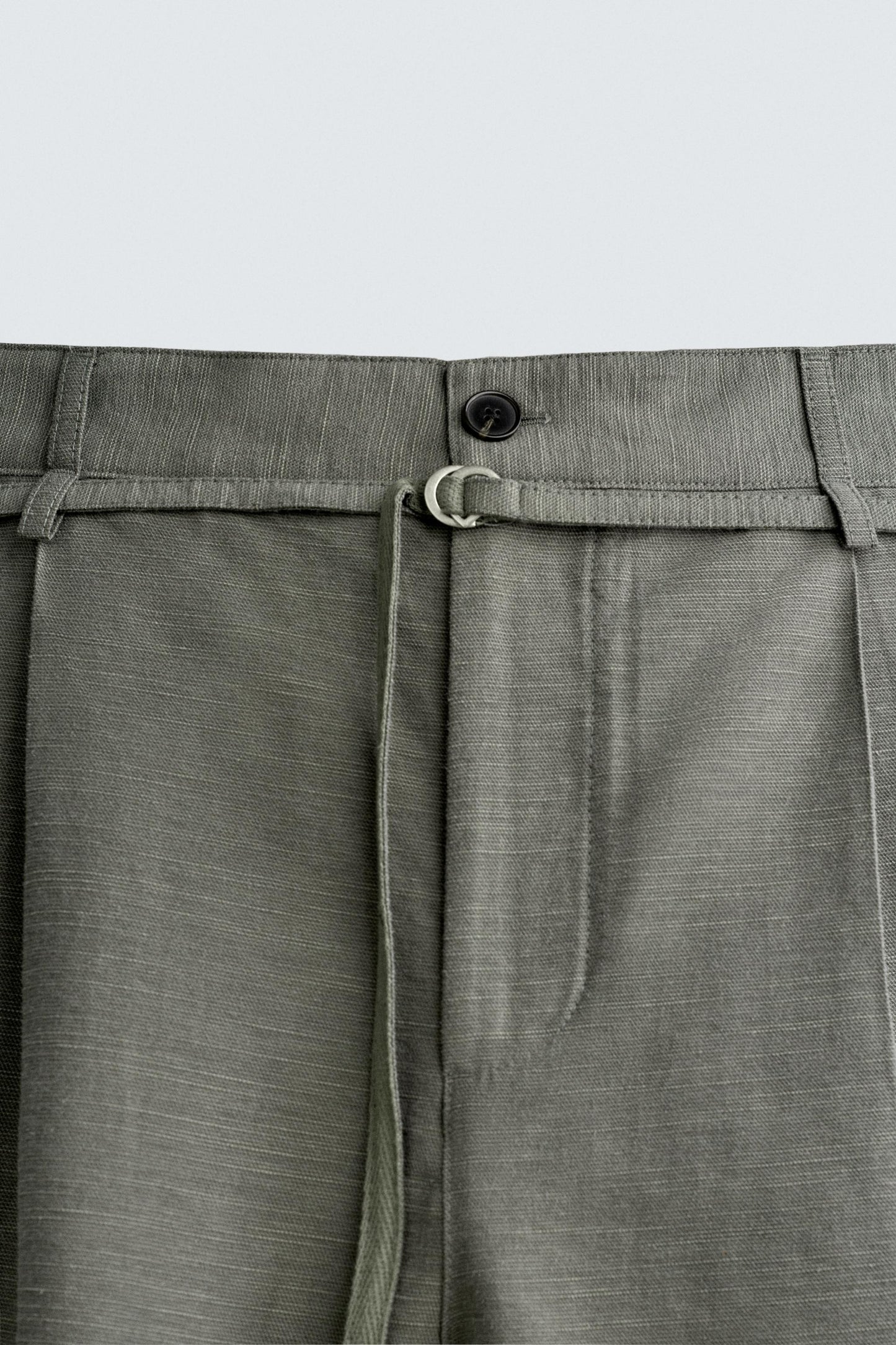CALÇÕES BERMUDA RELAXED FIT COM PREGAS E CINTO