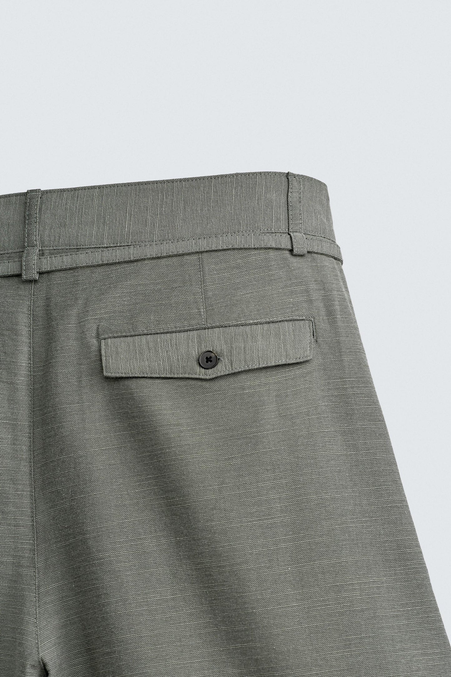 CALÇÕES BERMUDA RELAXED FIT COM PREGAS E CINTO