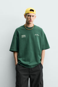 T-SHIRT COM MENSAGENS ESTAMPADAS EM CONTRASTE