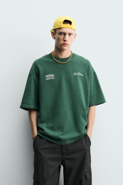 T-SHIRT COM MENSAGENS ESTAMPADAS EM CONTRASTE