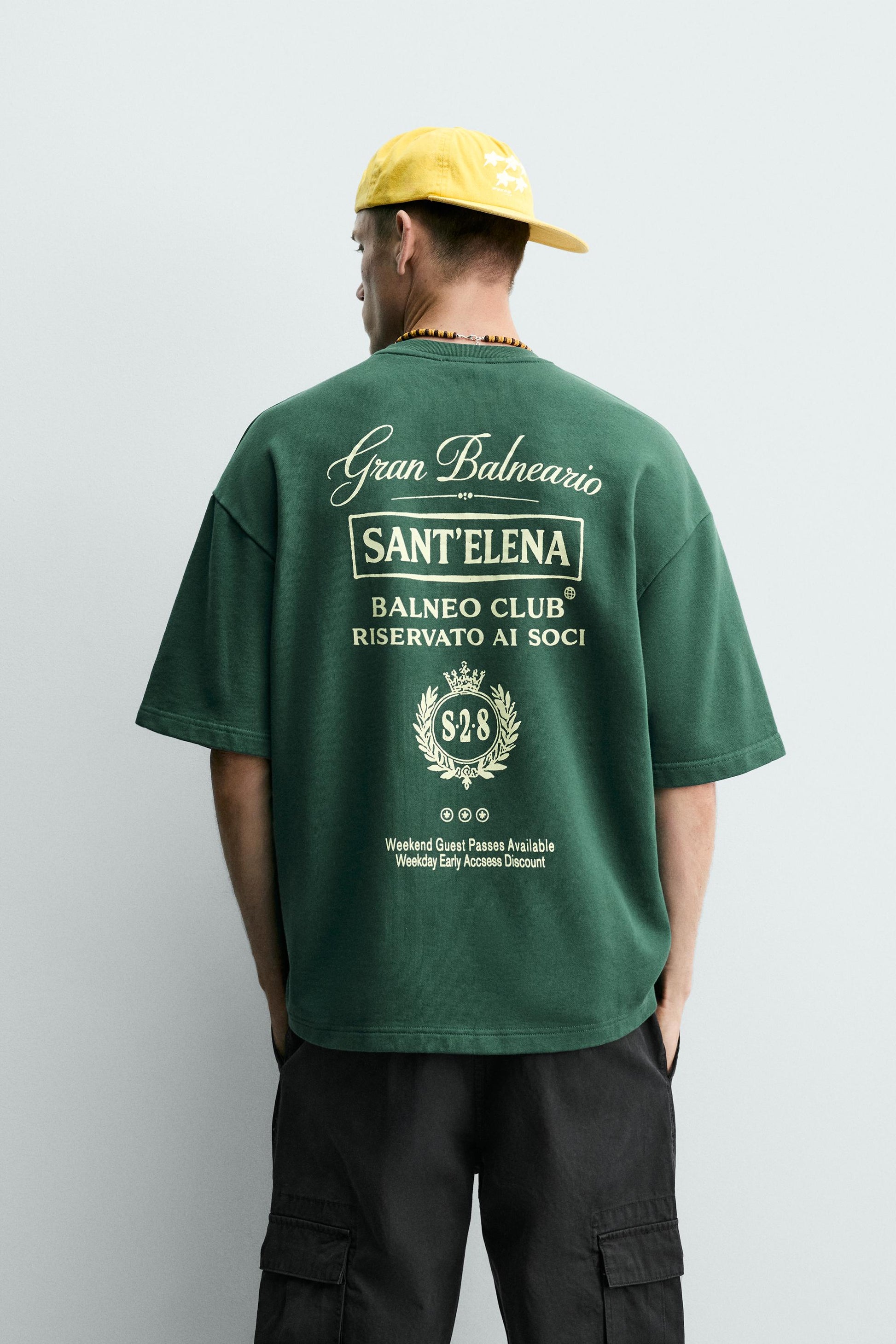 T-SHIRT COM MENSAGENS ESTAMPADAS EM CONTRASTE