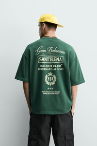 T-SHIRT COM MENSAGENS ESTAMPADAS EM CONTRASTE