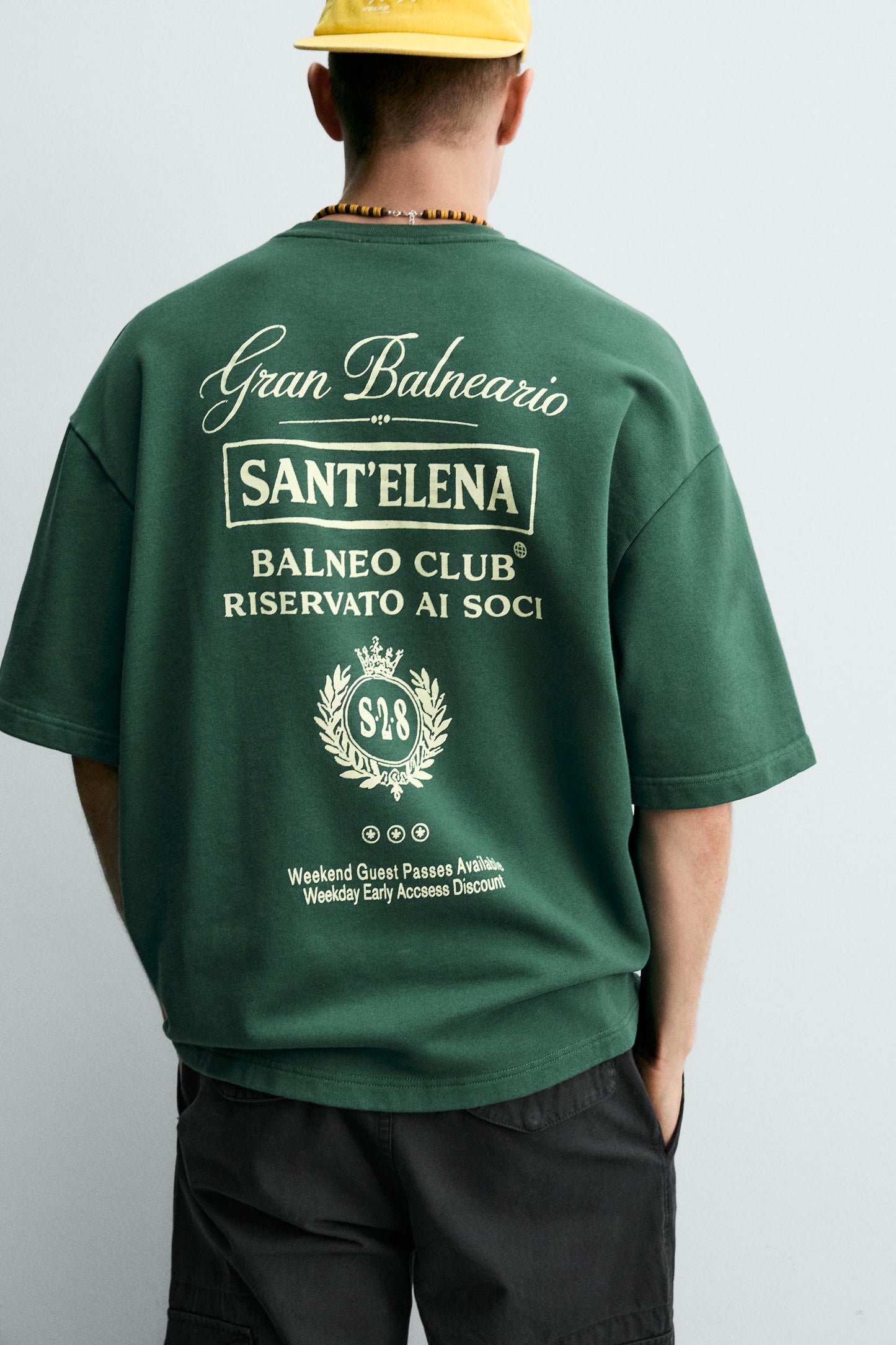 T-SHIRT COM MENSAGENS ESTAMPADAS EM CONTRASTE