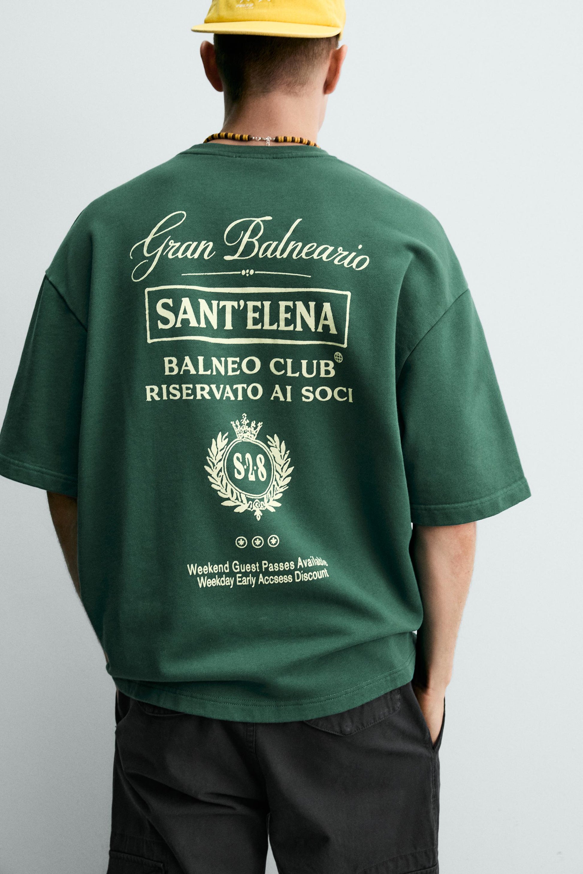 T-SHIRT COM MENSAGENS ESTAMPADAS EM CONTRASTE