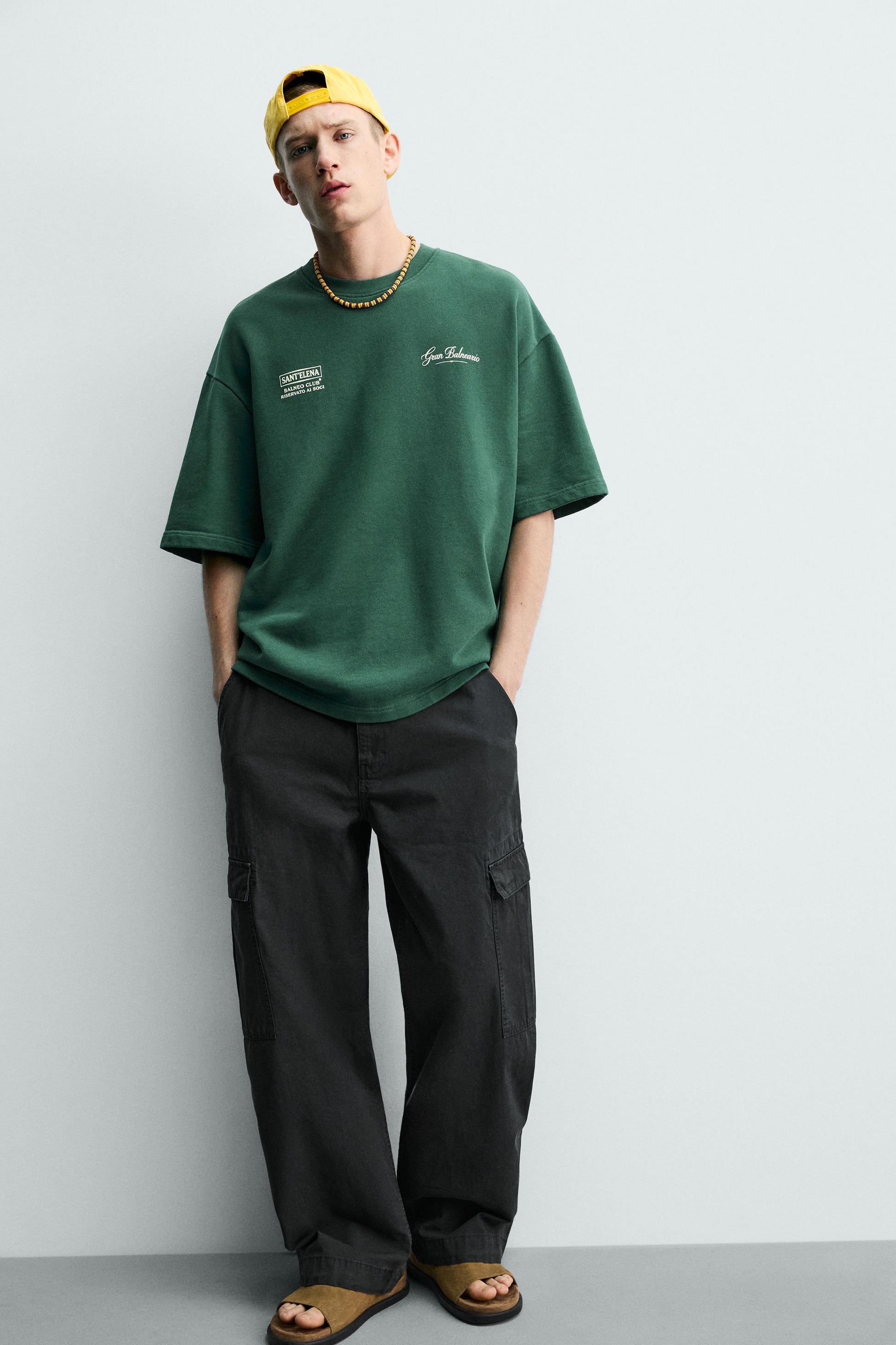 T-SHIRT COM MENSAGENS ESTAMPADAS EM CONTRASTE
