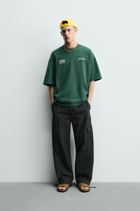 T-SHIRT COM MENSAGENS ESTAMPADAS EM CONTRASTE