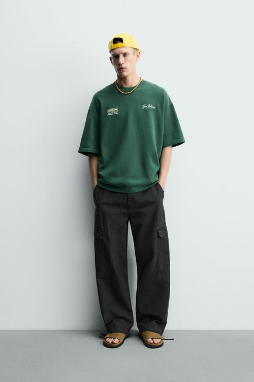 T-SHIRT COM MENSAGENS ESTAMPADAS EM CONTRASTE