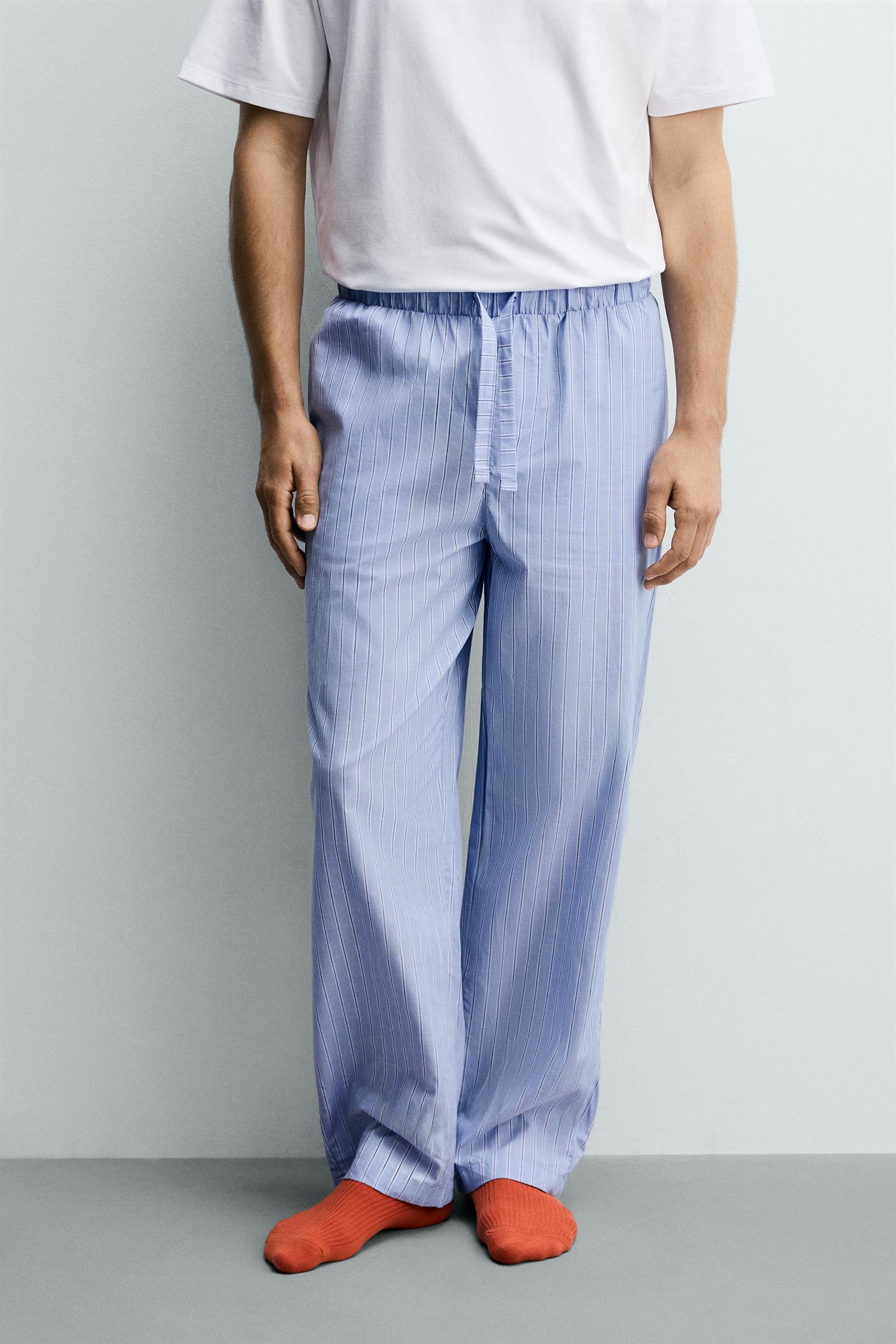 CONJUNTO DE PIJAMA COMBINADO COM CALÇAS ÀS RISCAS
