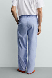 CONJUNTO DE PIJAMA COMBINADO COM CALÇAS ÀS RISCAS