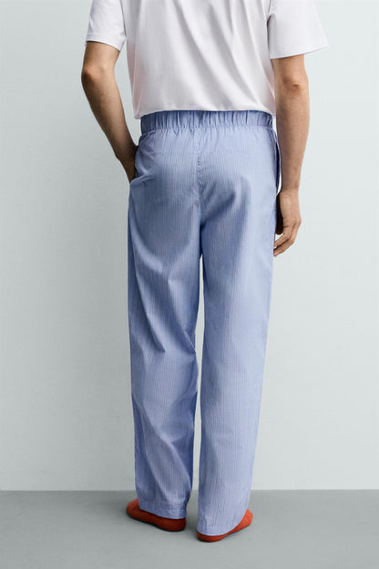 CONJUNTO DE PIJAMA COMBINADO COM CALÇAS ÀS RISCAS