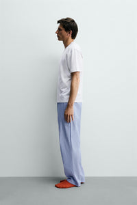 CONJUNTO DE PIJAMA COMBINADO COM CALÇAS ÀS RISCAS