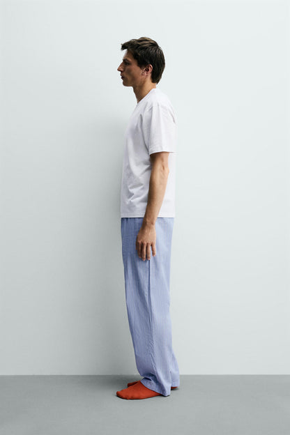 CONJUNTO DE PIJAMA COMBINADO COM CALÇAS ÀS RISCAS