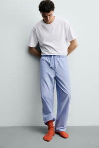 CONJUNTO DE PIJAMA COMBINADO COM CALÇAS ÀS RISCAS