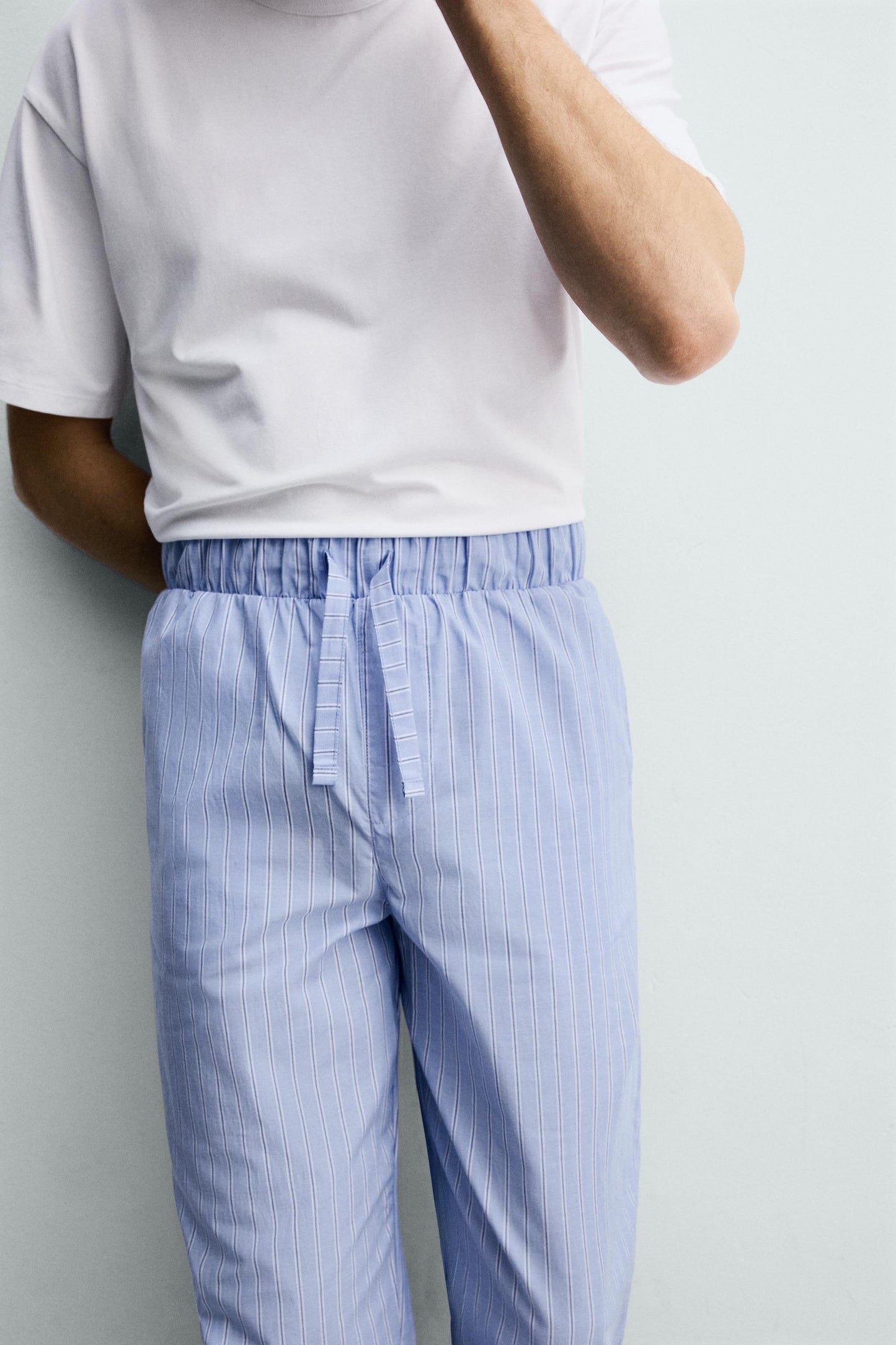 CONJUNTO DE PIJAMA COMBINADO COM CALÇAS ÀS RISCAS