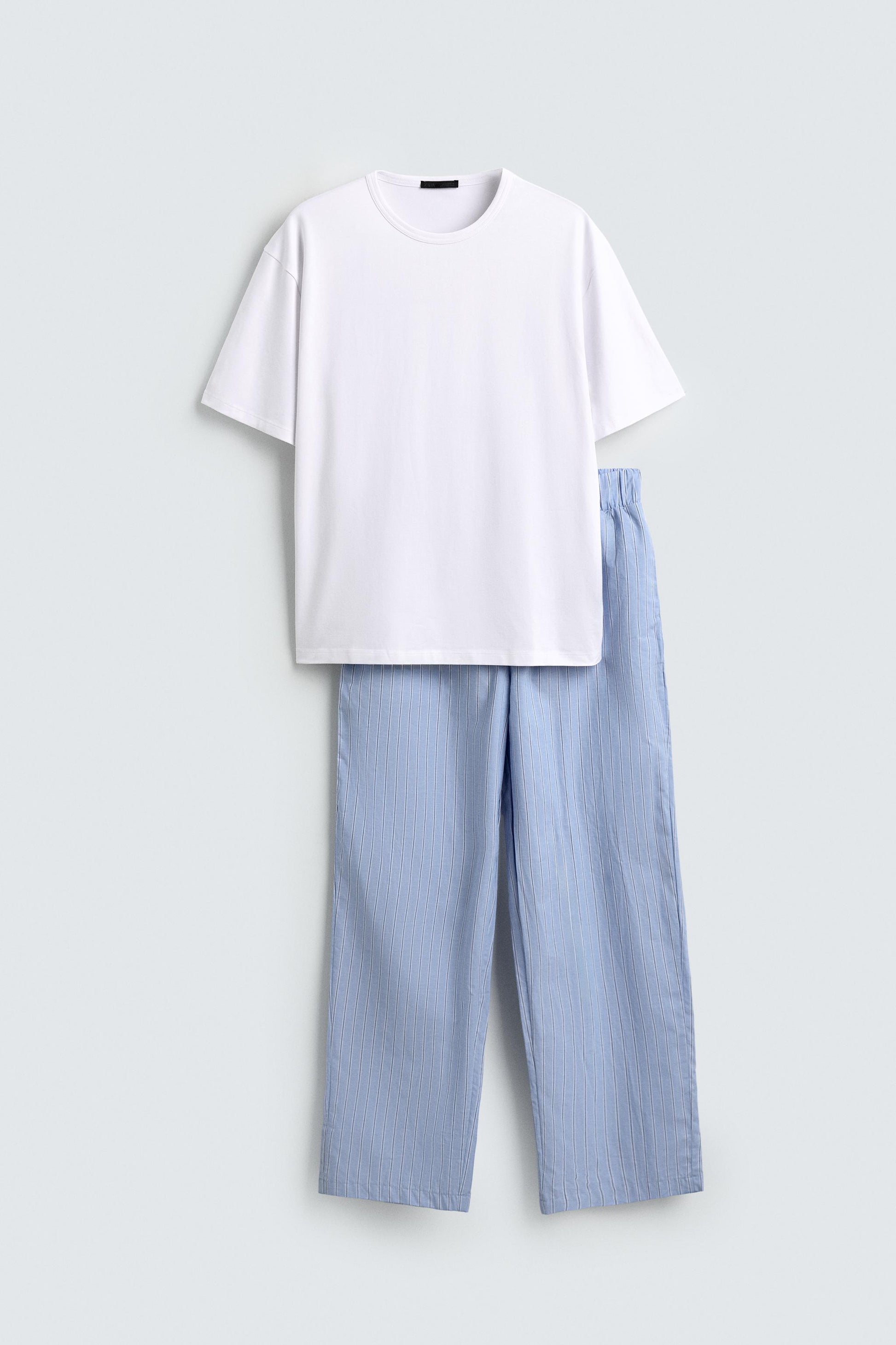 CONJUNTO DE PIJAMA COMBINADO COM CALÇAS ÀS RISCAS