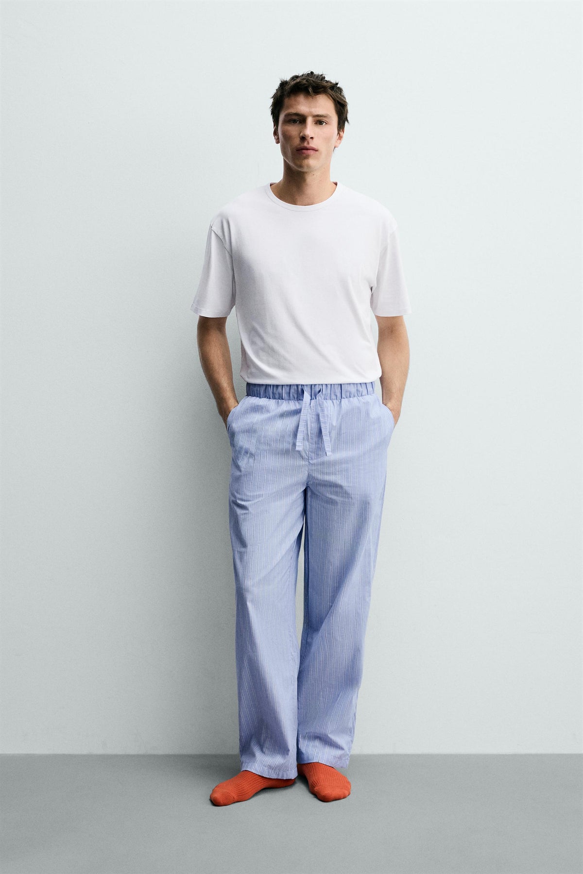 CONJUNTO DE PIJAMA COMBINADO COM CALÇAS ÀS RISCAS