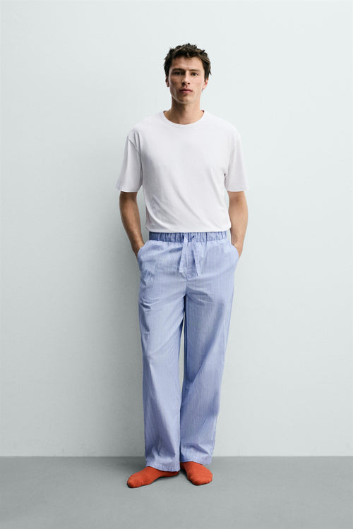 CONJUNTO DE PIJAMA COMBINADO COM CALÇAS ÀS RISCAS