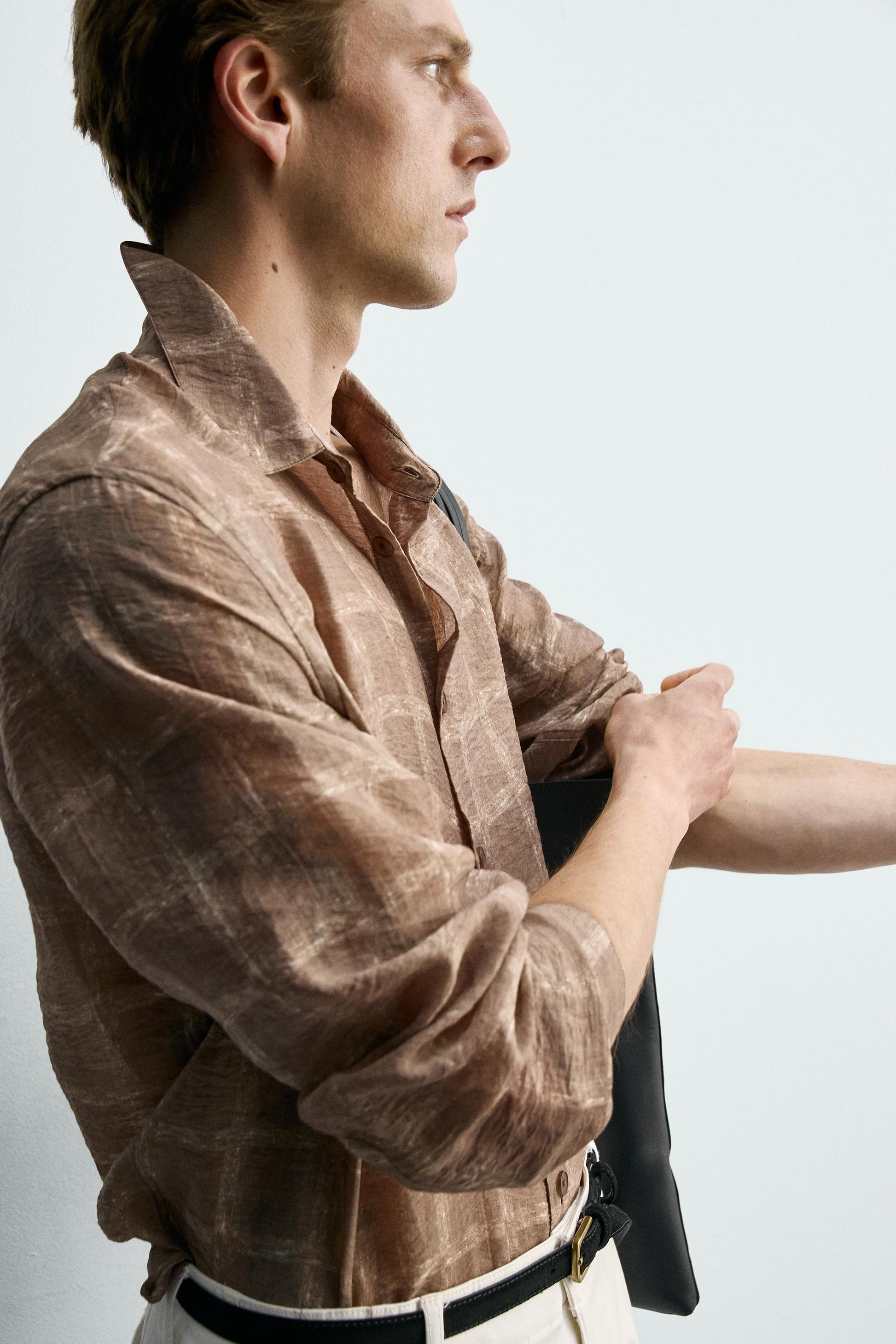 CAMISA SEMITRANSPARENTE AOS QUADRADOS