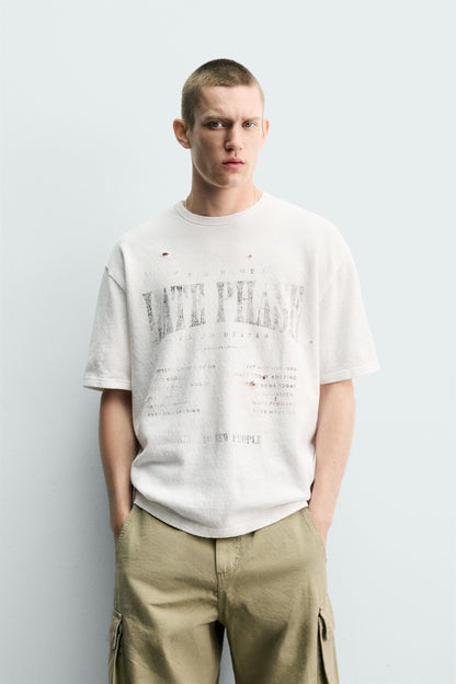 T-SHIRT DE MALHA ESTAMPADA COM LAVAGEM