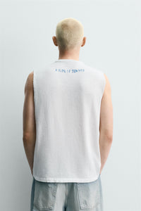 T-SHIRT TANK DE MALHA COM LAVAGEM E ESTAMPADO