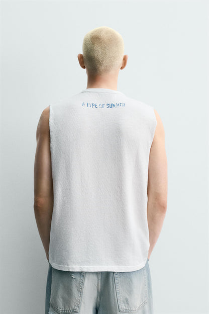 T-SHIRT TANK DE MALHA COM LAVAGEM E ESTAMPADO