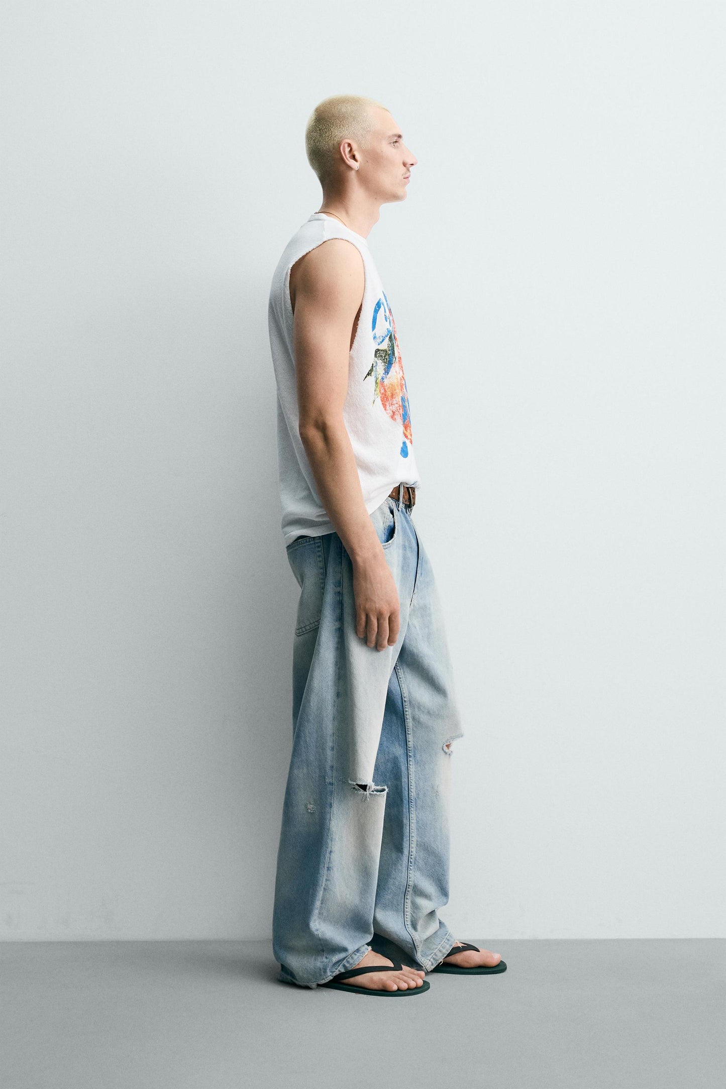 T-SHIRT TANK DE MALHA COM LAVAGEM E ESTAMPADO