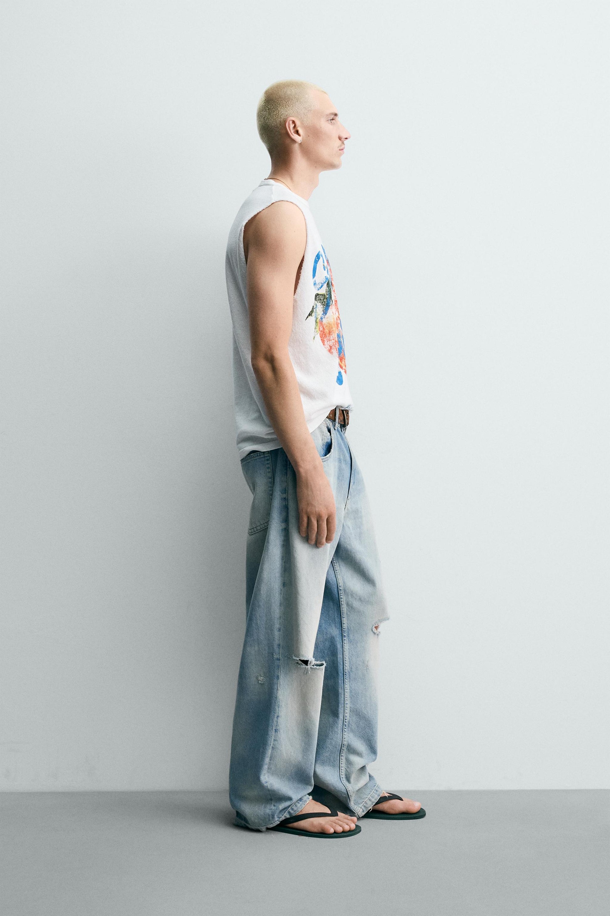 T-SHIRT TANK DE MALHA COM LAVAGEM E ESTAMPADO