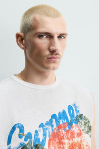 T-SHIRT TANK DE MALHA COM LAVAGEM E ESTAMPADO