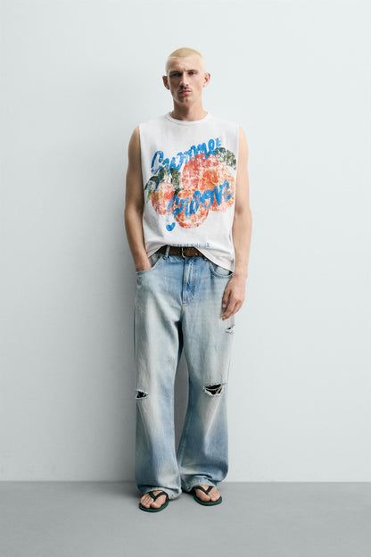 T-SHIRT TANK DE MALHA COM LAVAGEM E ESTAMPADO