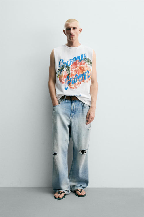 T-SHIRT TANK DE MALHA COM LAVAGEM E ESTAMPADO