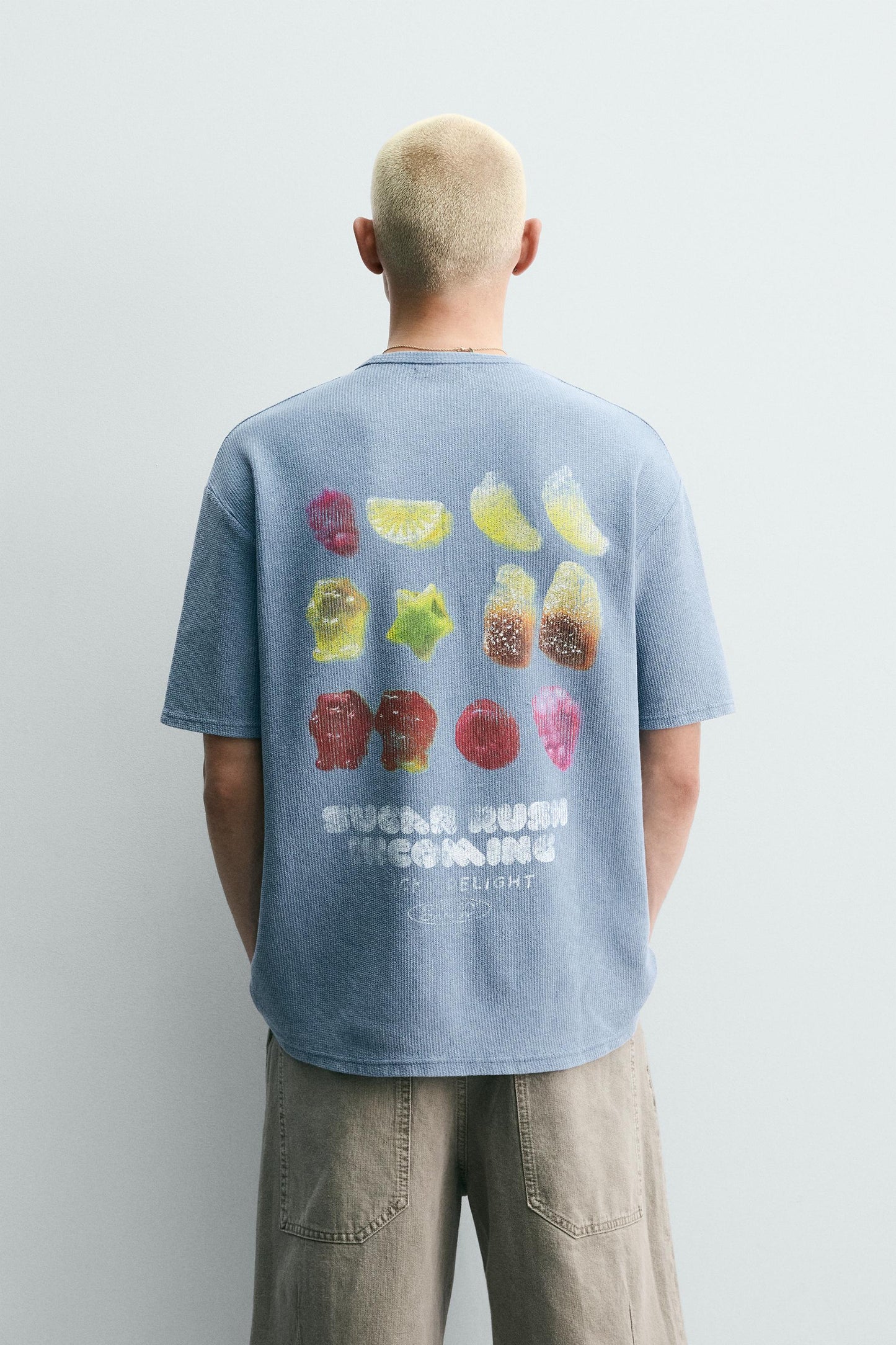 T-SHIRT DE MALHA LAVADA ESTAMPADO GOMAS