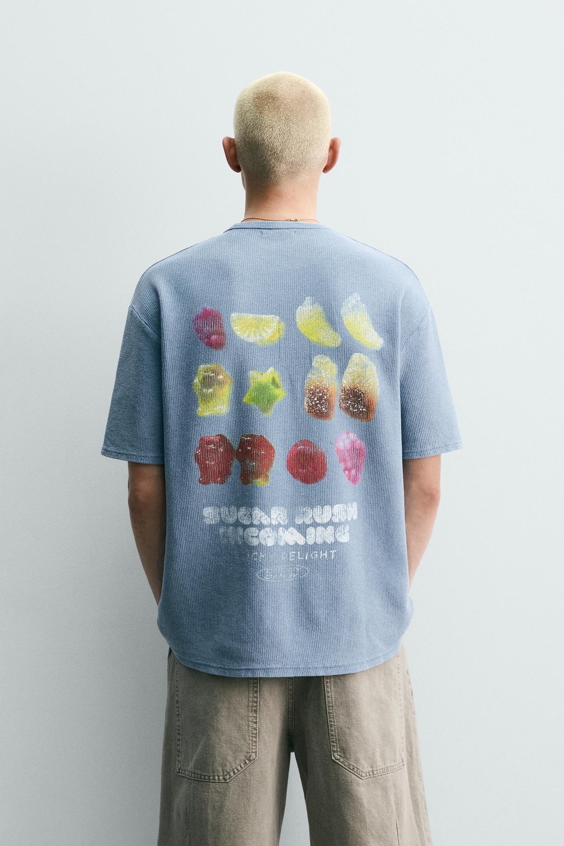 T-SHIRT DE MALHA LAVADA ESTAMPADO GOMAS