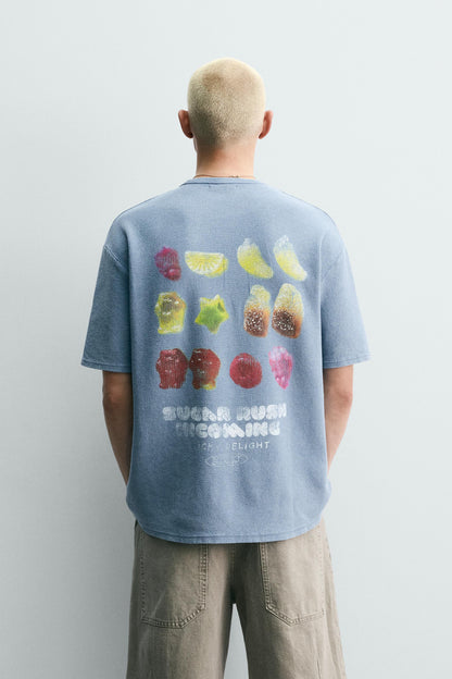 T-SHIRT DE MALHA LAVADA ESTAMPADO GOMAS