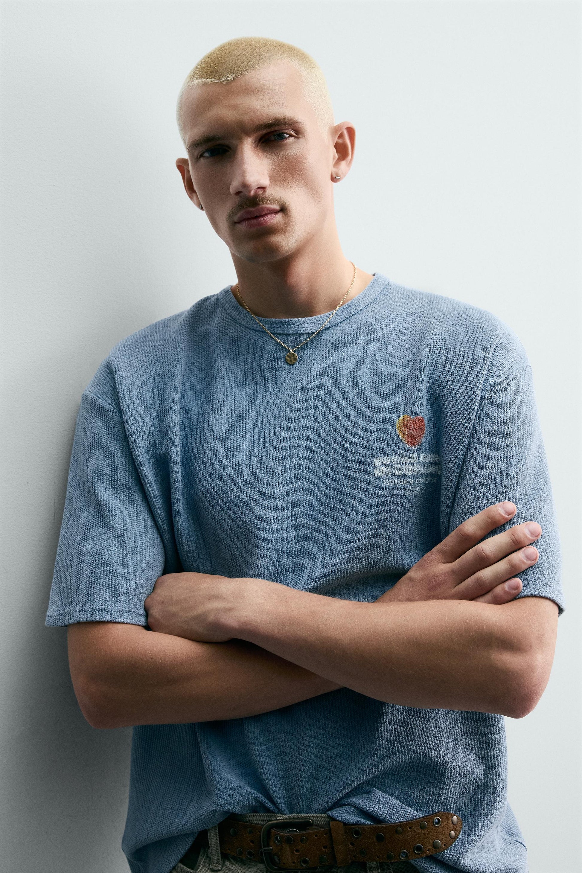 T-SHIRT DE MALHA LAVADA ESTAMPADO GOMAS