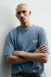 T-SHIRT DE MALHA LAVADA ESTAMPADO GOMAS