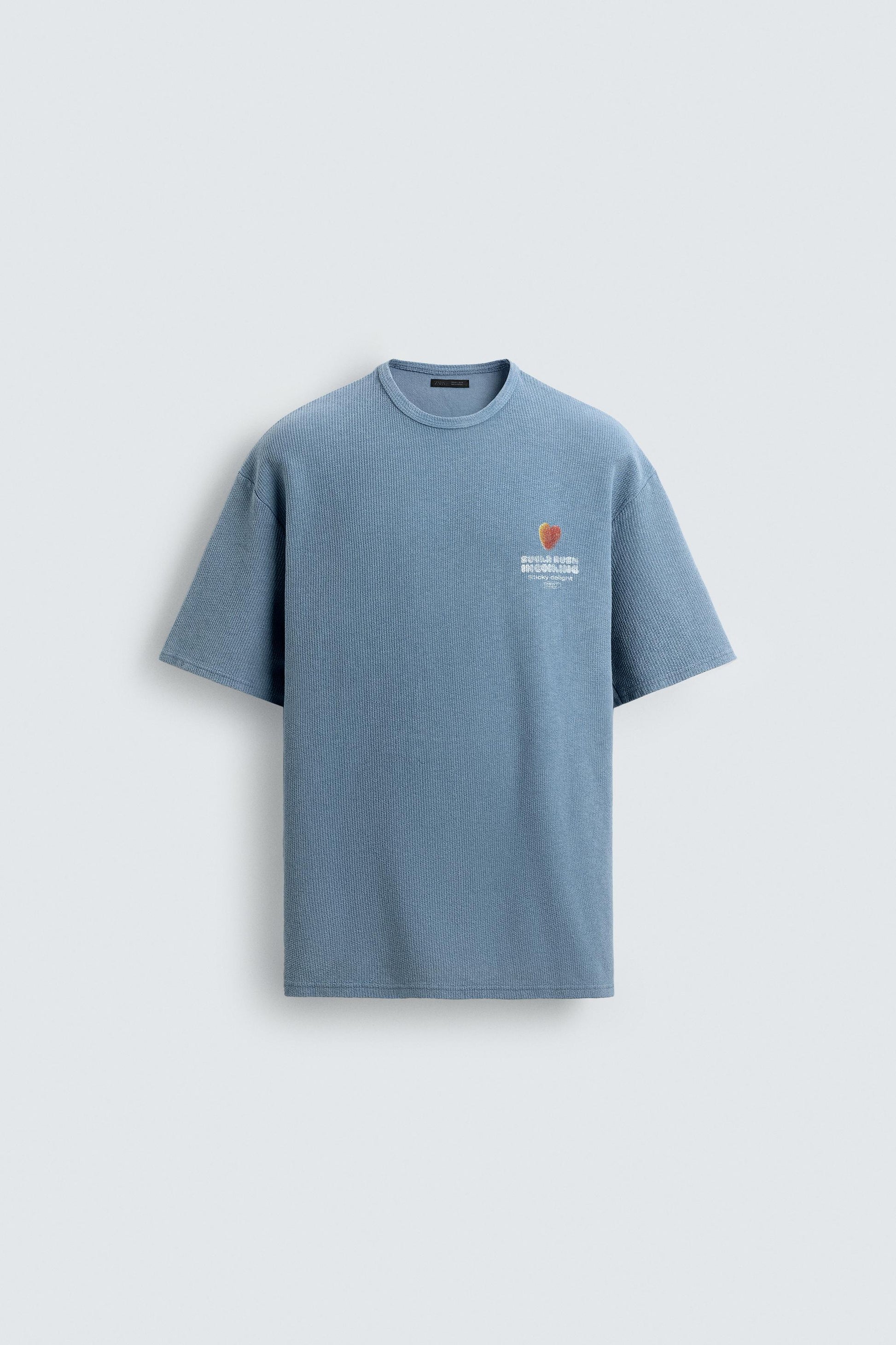 T-SHIRT DE MALHA LAVADA ESTAMPADO GOMAS
