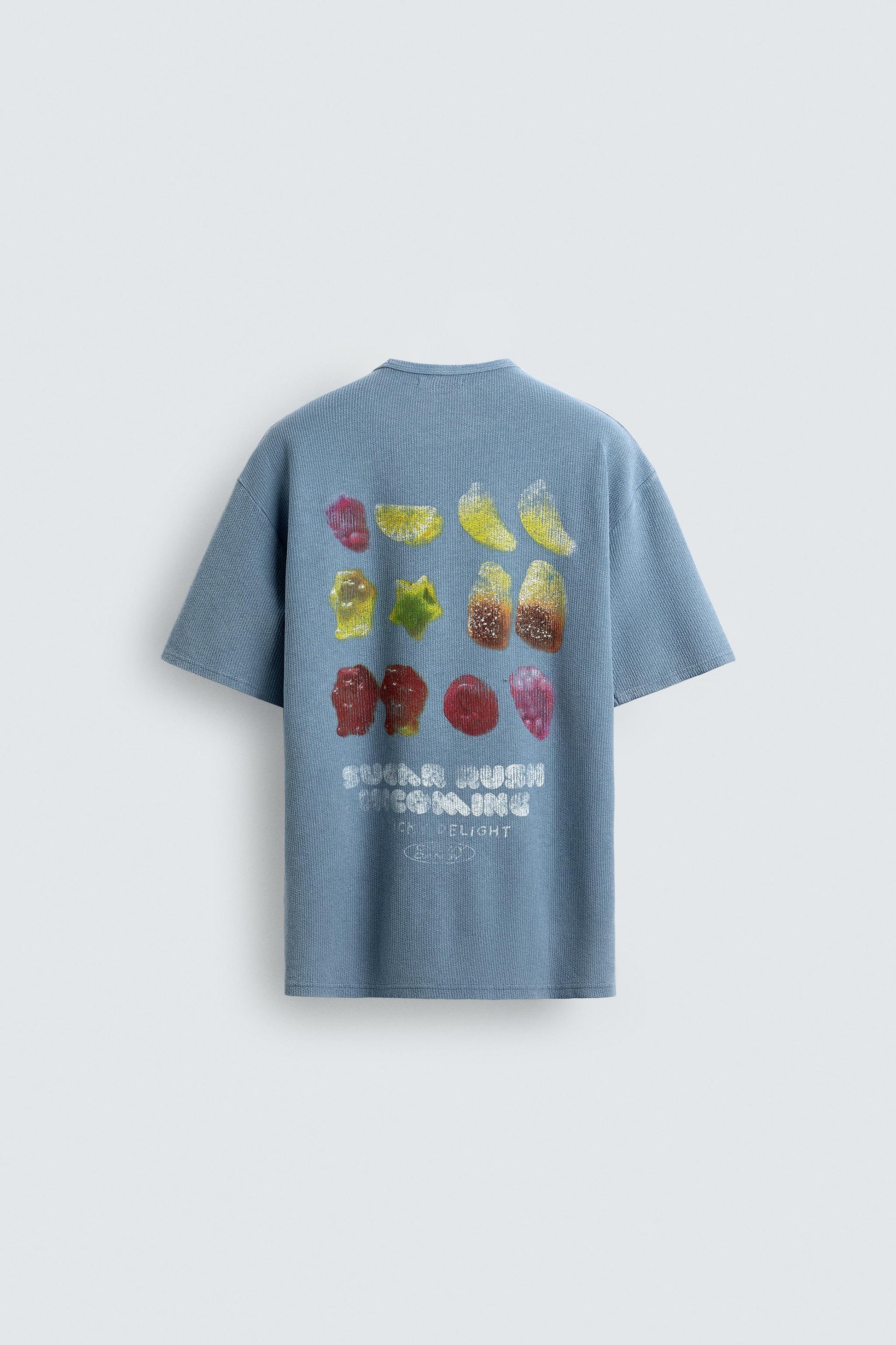 T-SHIRT DE MALHA LAVADA ESTAMPADO GOMAS