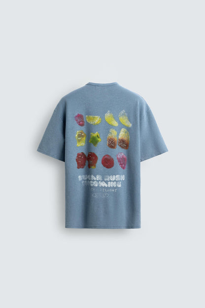 T-SHIRT DE MALHA LAVADA ESTAMPADO GOMAS