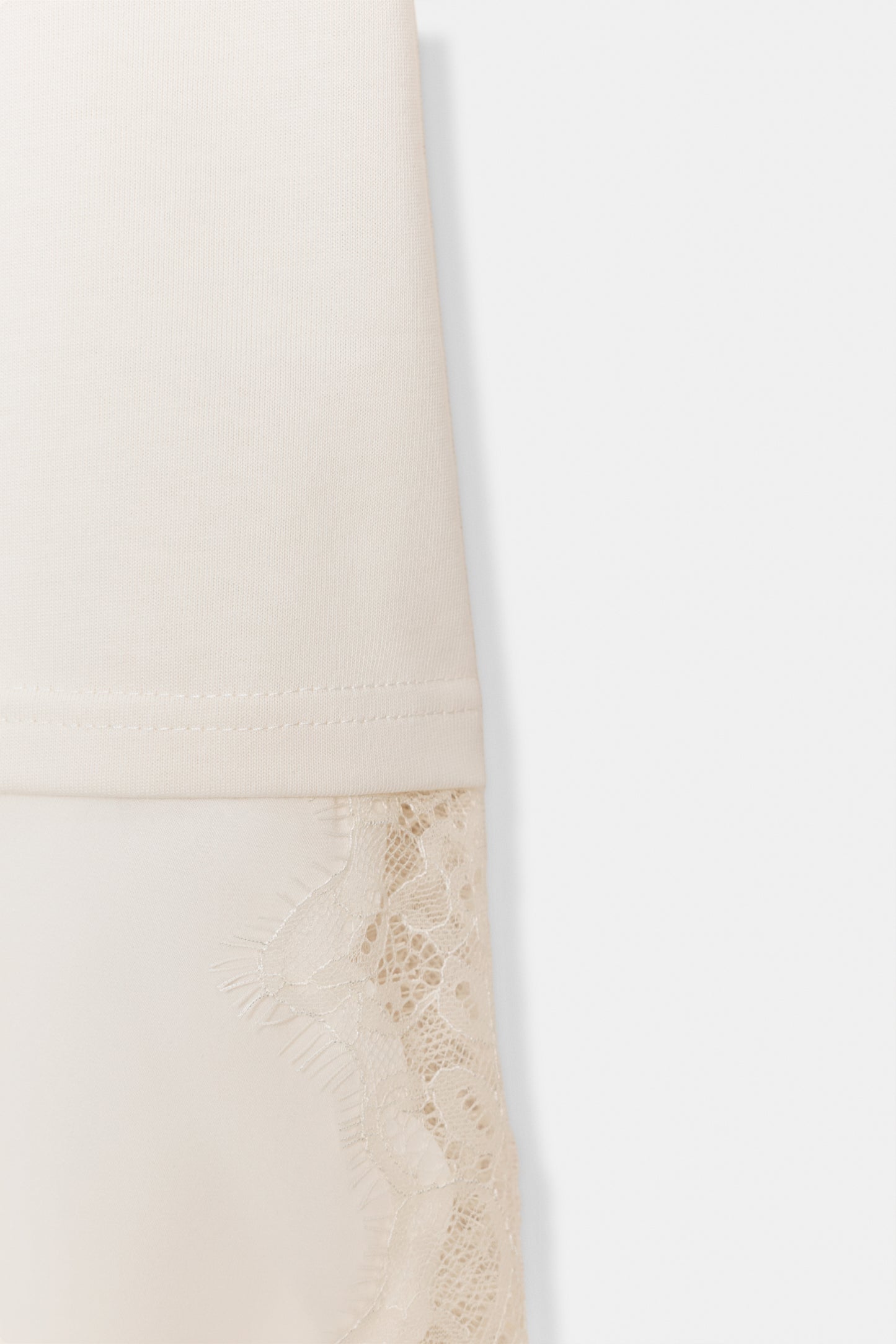 T-SHIRT COMBINADA COM RENDA - Cru