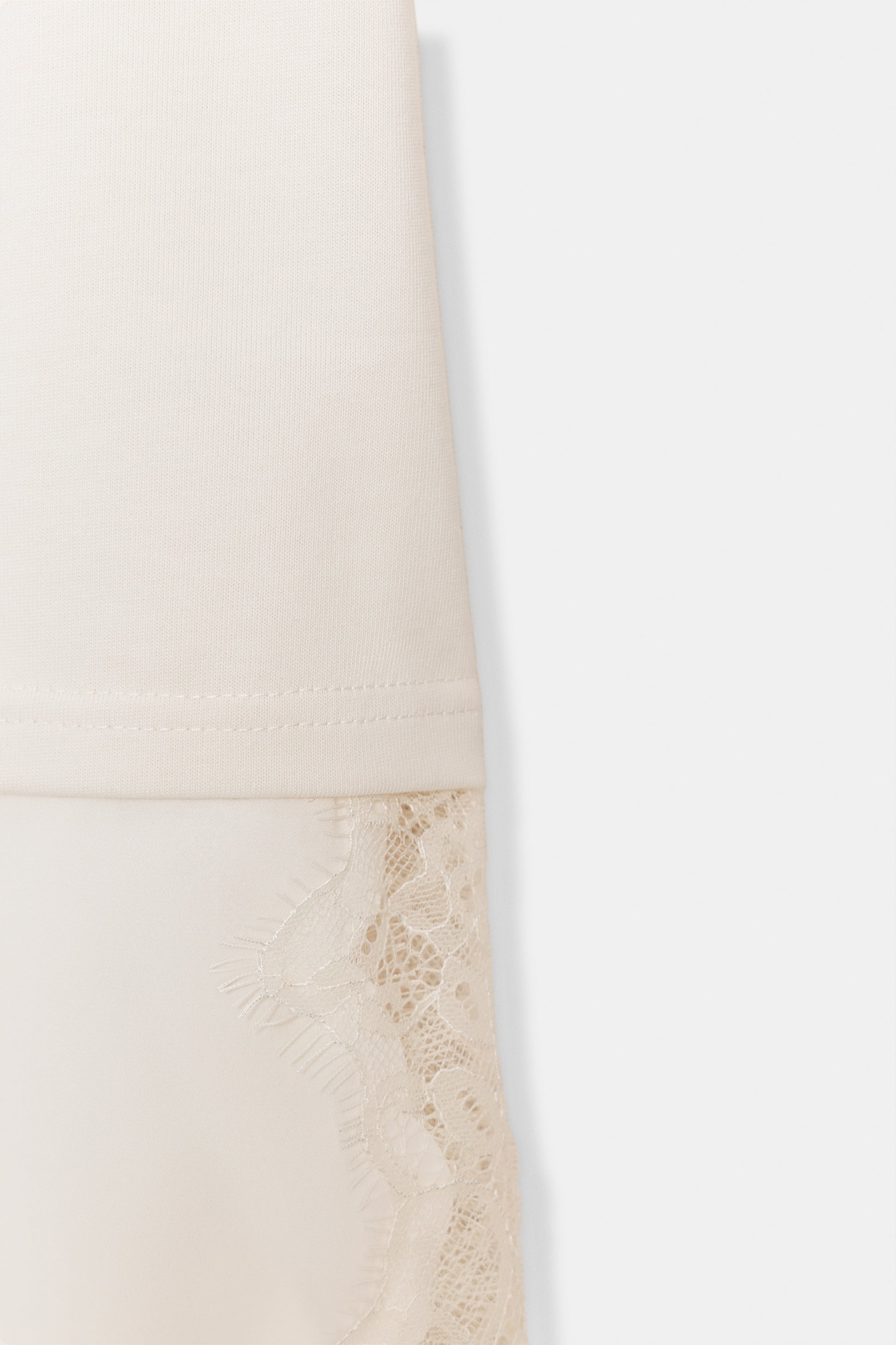 T-SHIRT COMBINADA COM RENDA - Cru