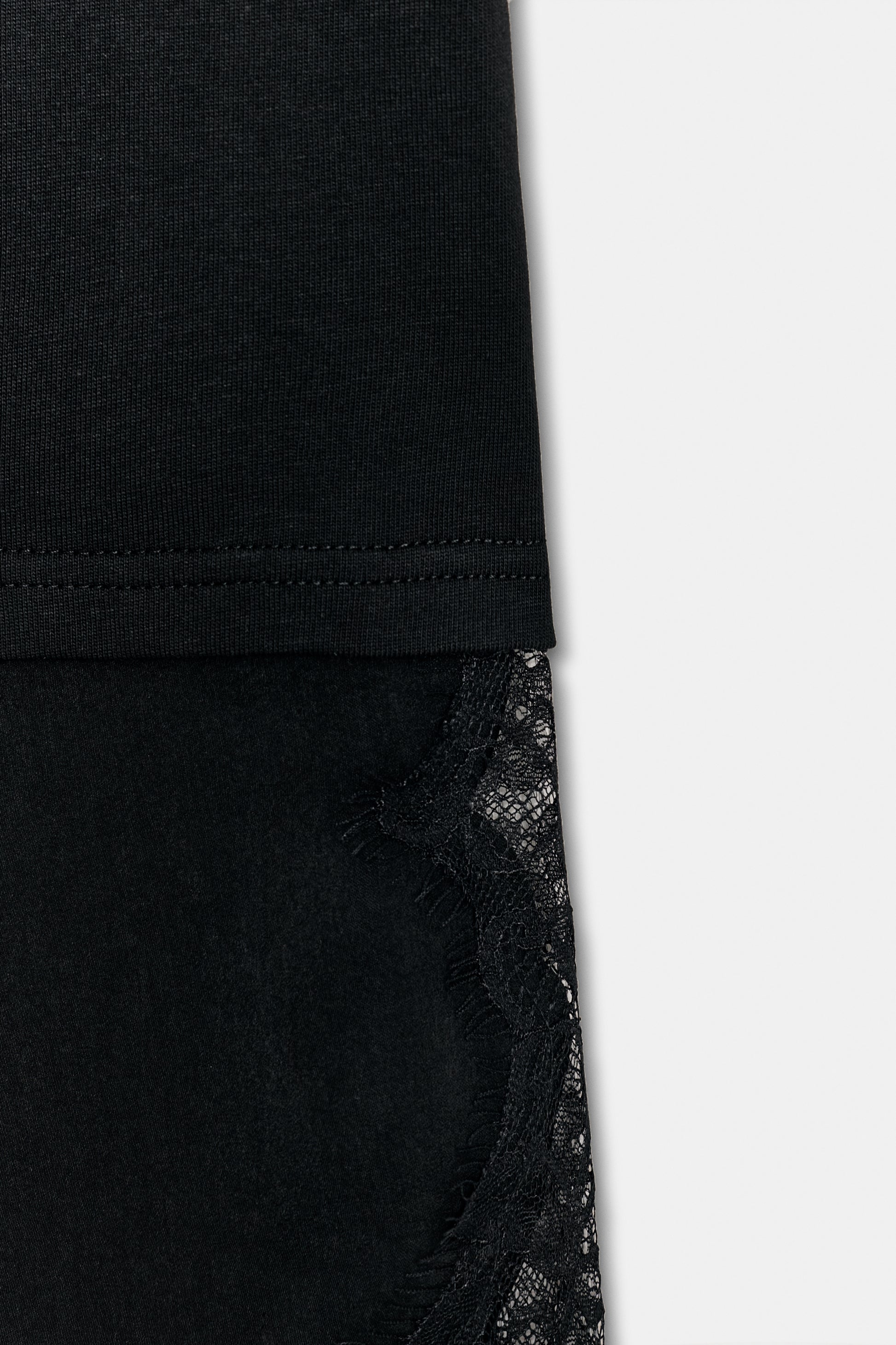 T-SHIRT COMBINADA COM RENDA - Preto