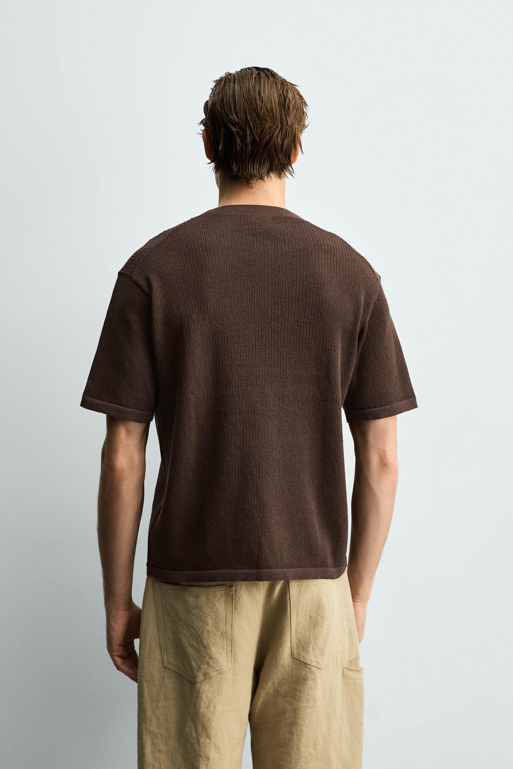 T-SHIRT DE MALHA COM DECOTE DE BOTÕES EM ALGODÃO-LINHO