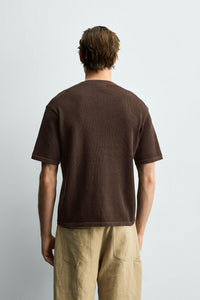 T-SHIRT DE MALHA COM DECOTE DE BOTÕES EM ALGODÃO-LINHO