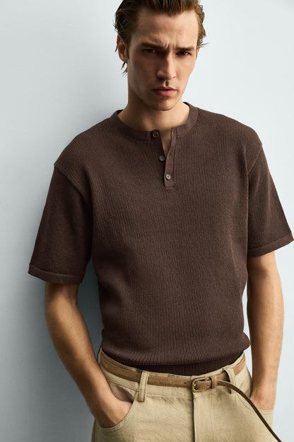T-SHIRT DE MALHA COM DECOTE DE BOTÕES EM ALGODÃO-LINHO