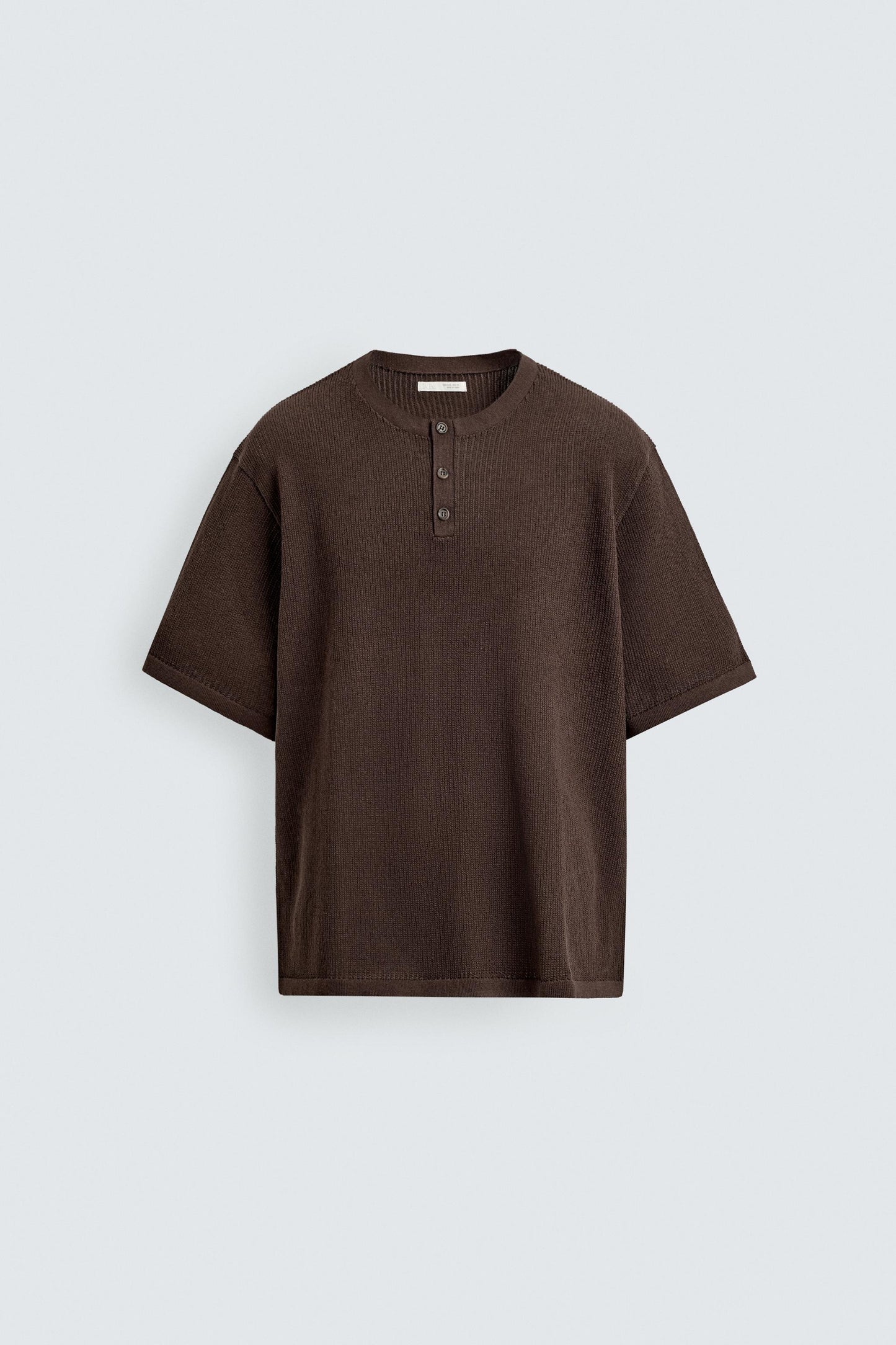 T-SHIRT DE MALHA COM DECOTE DE BOTÕES EM ALGODÃO-LINHO
