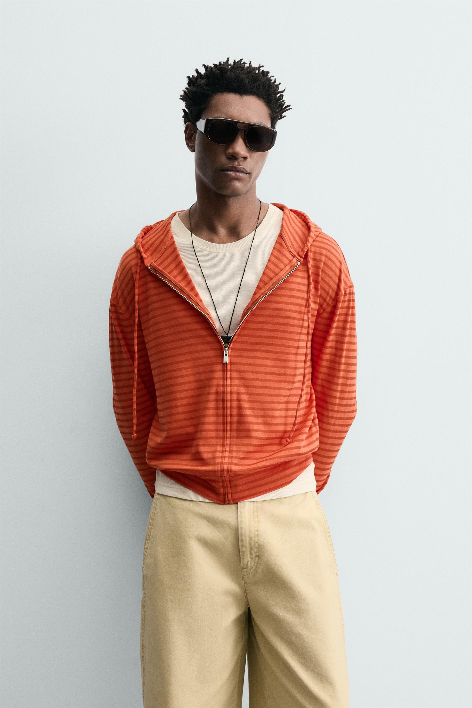SWEATSHIRT COM CAPUZ E RISCAS