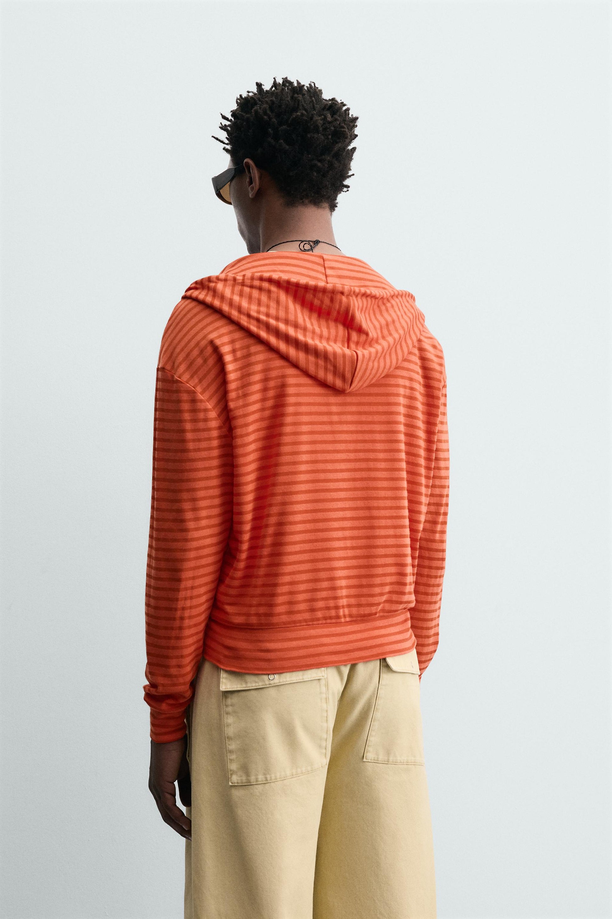 SWEATSHIRT COM CAPUZ E RISCAS