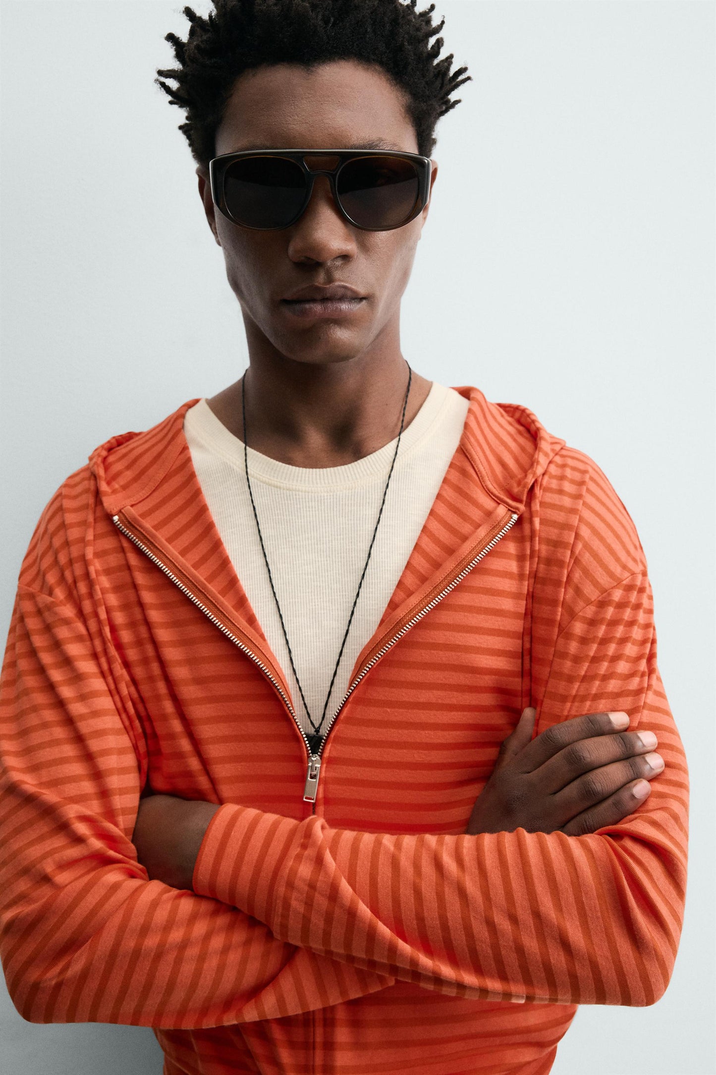 SWEATSHIRT COM CAPUZ E RISCAS
